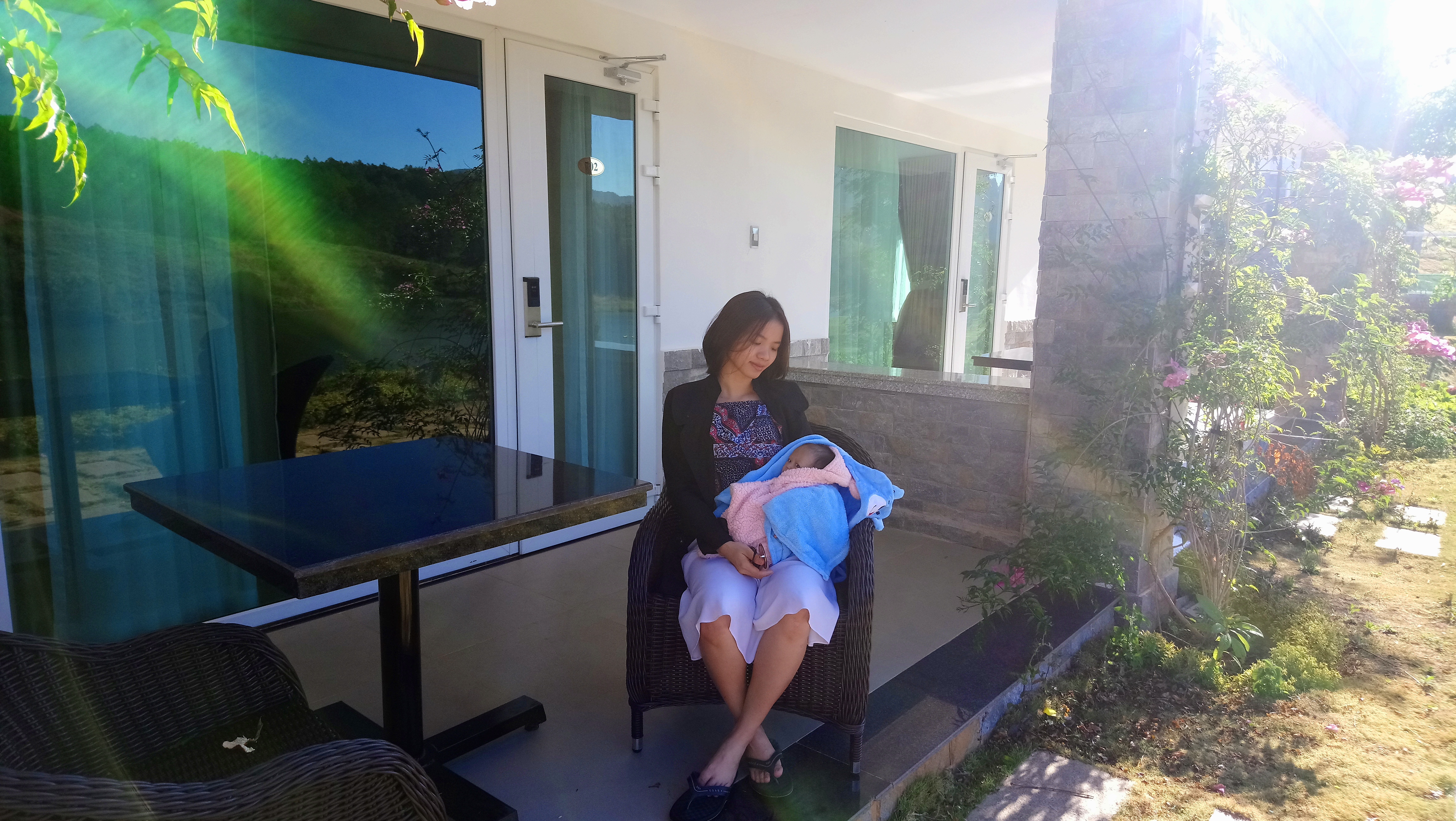 Hai mẹ con ngồi chờ ba ba